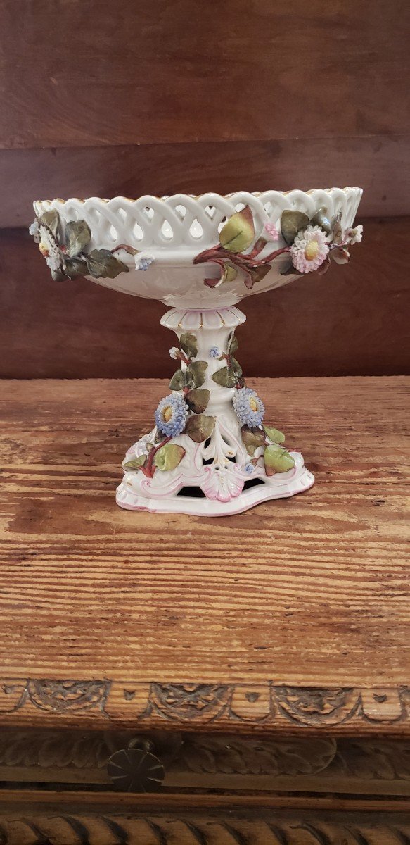 Coupe en porcelaine travaillée-décorée de fleurs / fin XIXème 