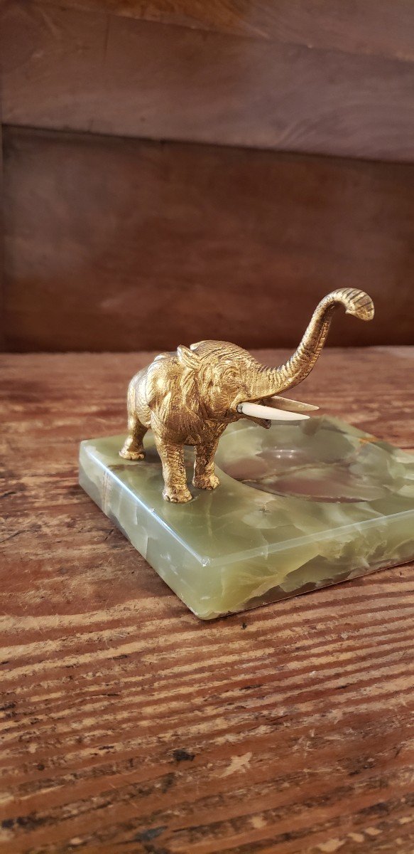 éléphant Art Déco Sur Une Base En Marbre Jaune