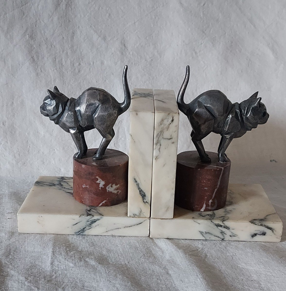 Paire De Serre Livres Chats En Alliage De Métal Et Marbre Art Déco 