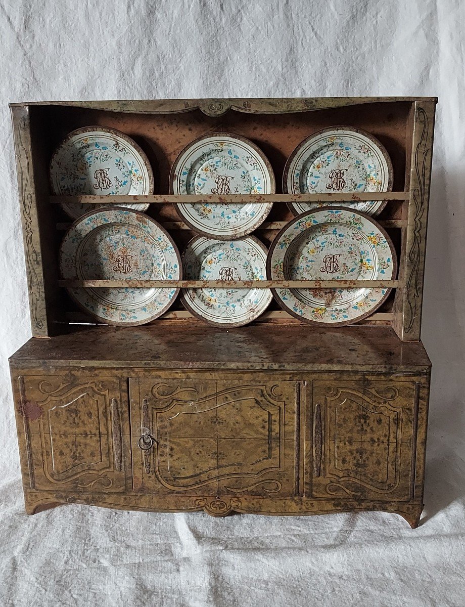 Toy “buffet Dresser” In Trompe L’oeil Lithographed Sheet Metal And Six Plates With Floral Decor 