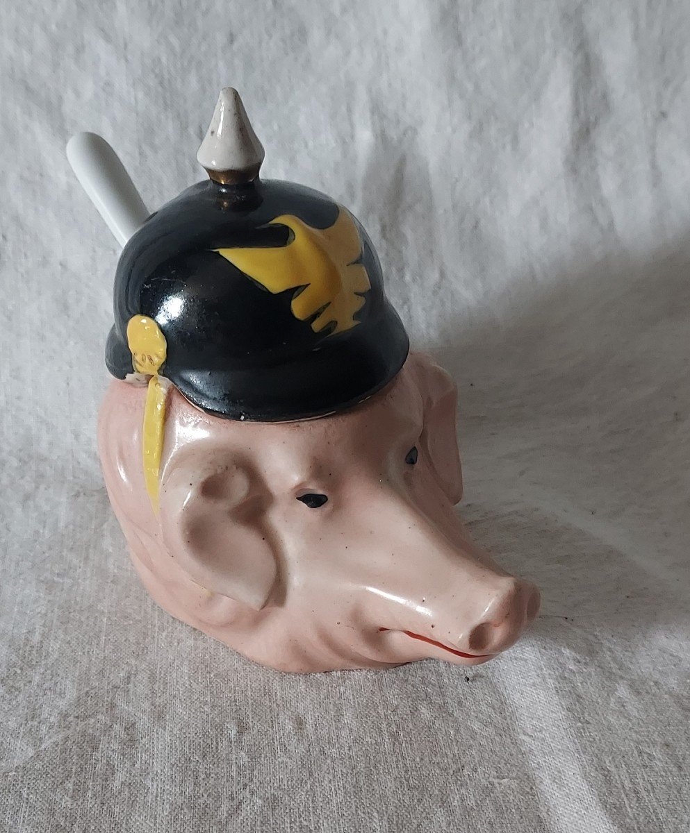 Moutardier Cochon Humanisé En Porcelaine Avec Casque  à Pointe Allemand Prussien 
