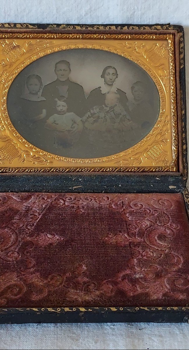 Family Portrait In Ambrotype In Its Case - Union Case - With A Nice Golden Paste Throughout-photo-2