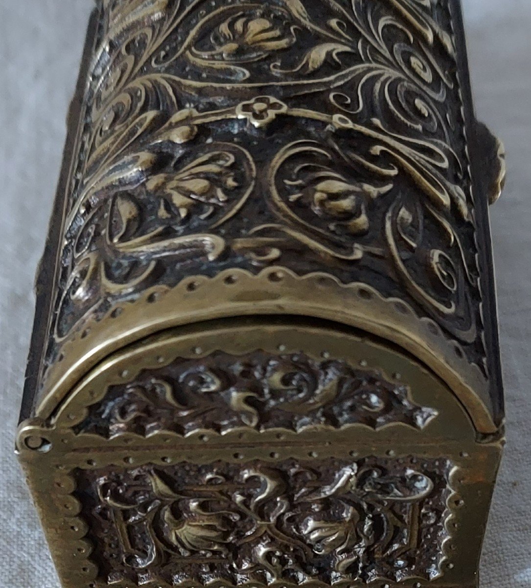 Stamp Box Renaissance Style In Patinated Gilt Bronze From The 19th Century -photo-3