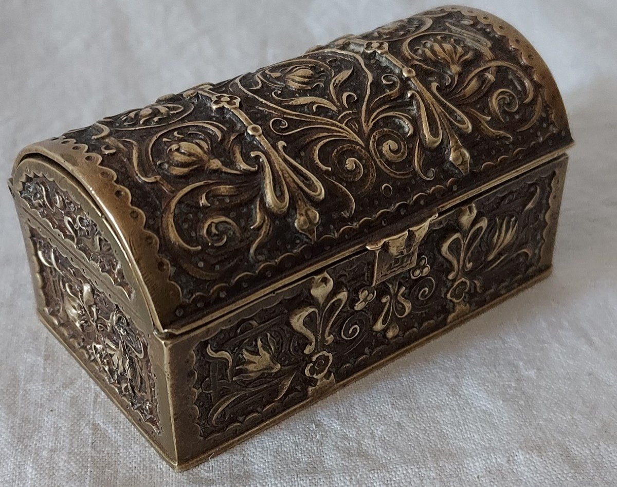 Stamp Box Renaissance Style In Patinated Gilt Bronze From The 19th Century -photo-4