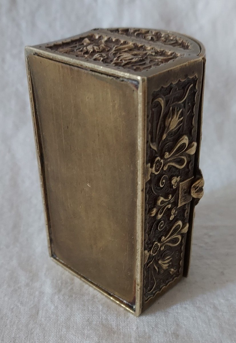 Stamp Box Renaissance Style In Patinated Gilt Bronze From The 19th Century -photo-1