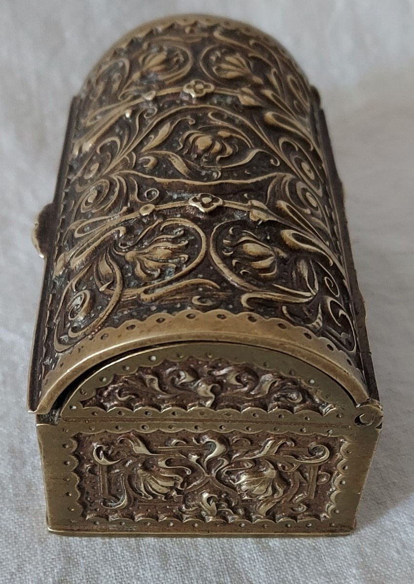 Stamp Box Renaissance Style In Patinated Gilt Bronze From The 19th Century -photo-2