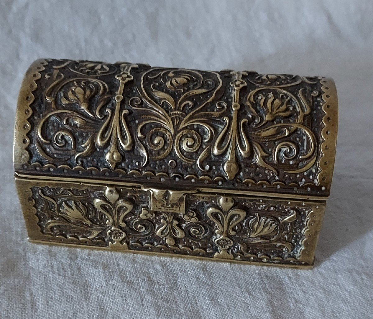 Stamp Box Renaissance Style In Patinated Gilt Bronze From The 19th Century 