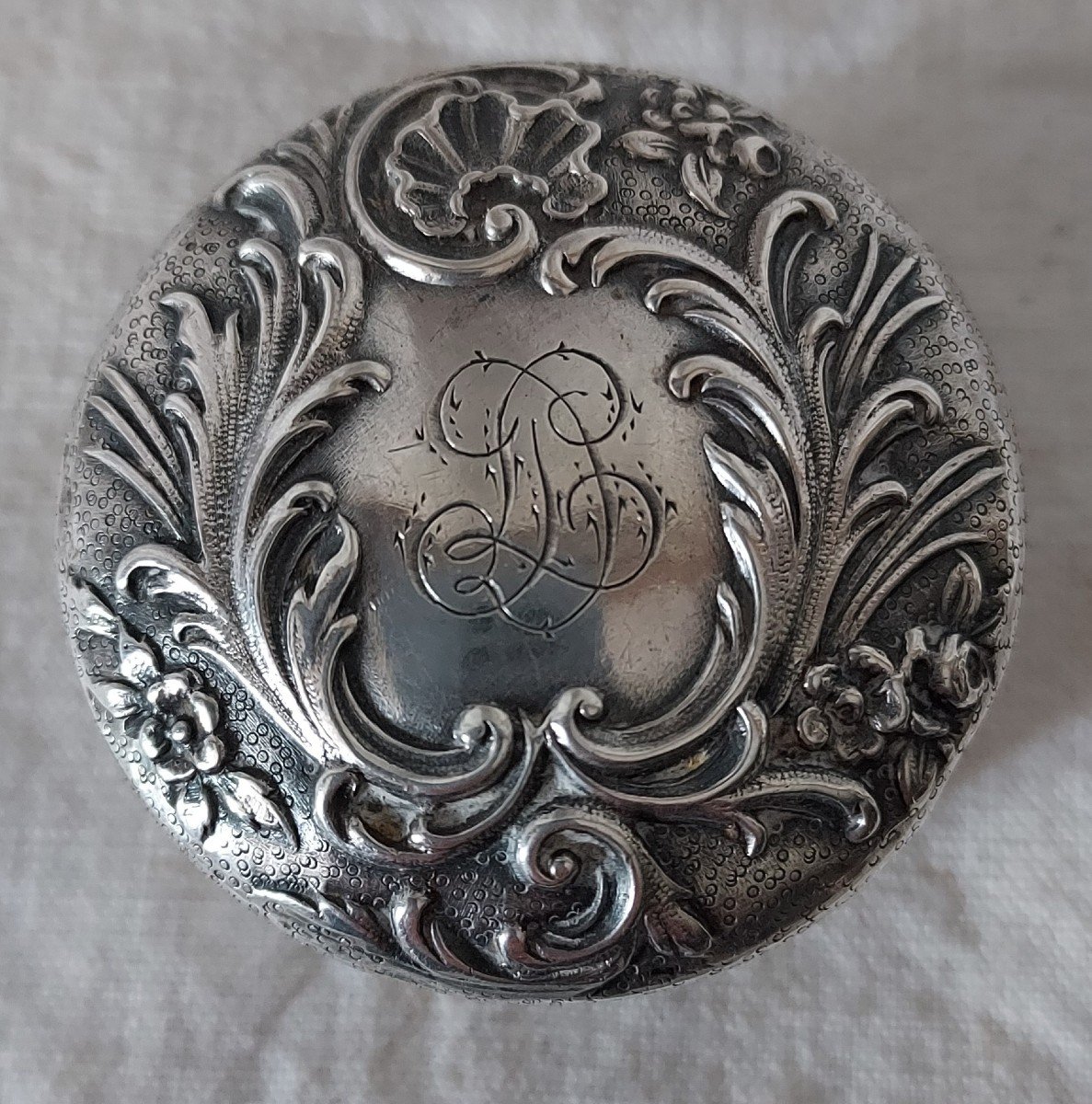 Louis XV Style Silver Pill Box From The 19th Century With Vermilion Interior -photo-2