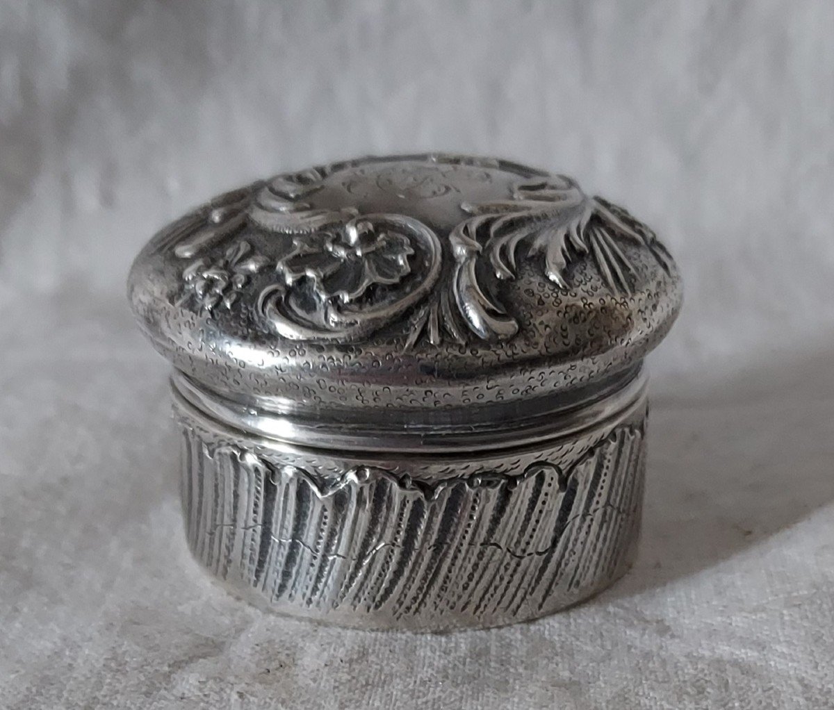 Louis XV Style Silver Pill Box From The 19th Century With Vermilion Interior -photo-3