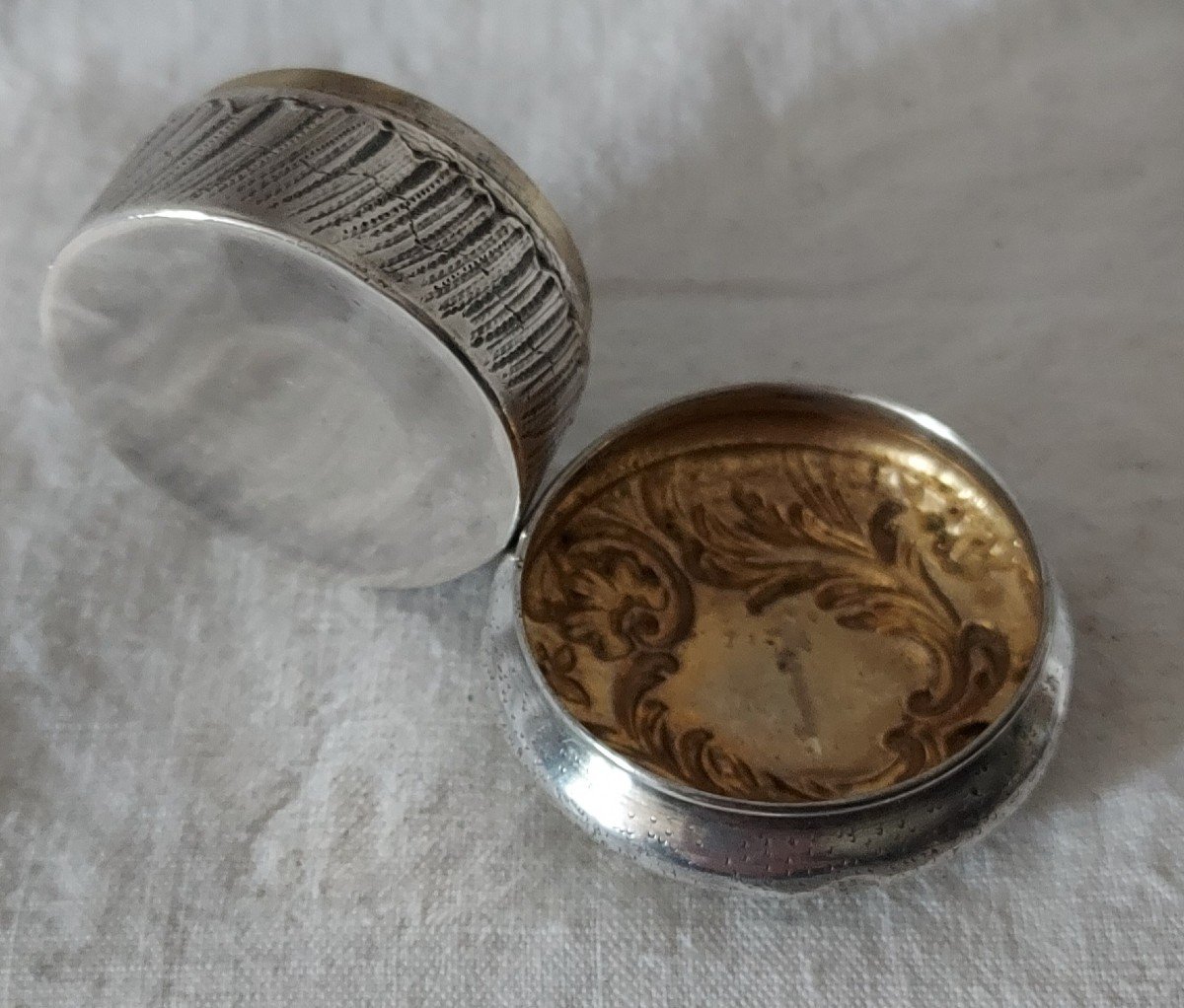 Louis XV Style Silver Pill Box From The 19th Century With Vermilion Interior -photo-2
