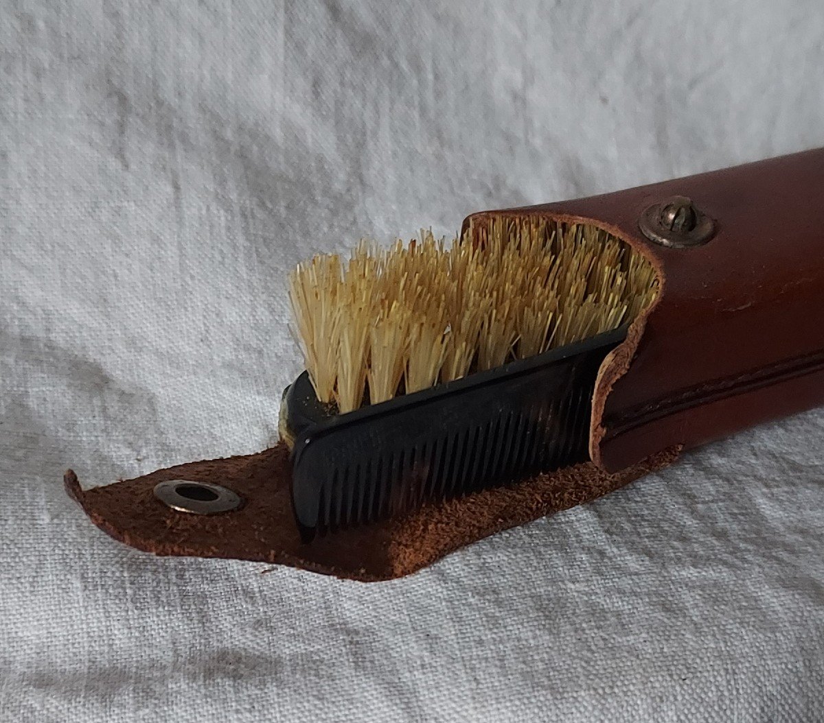 Tortoiseshell Travel Mustache Comb And Brush Accompanied By Their Leather Case -photo-2