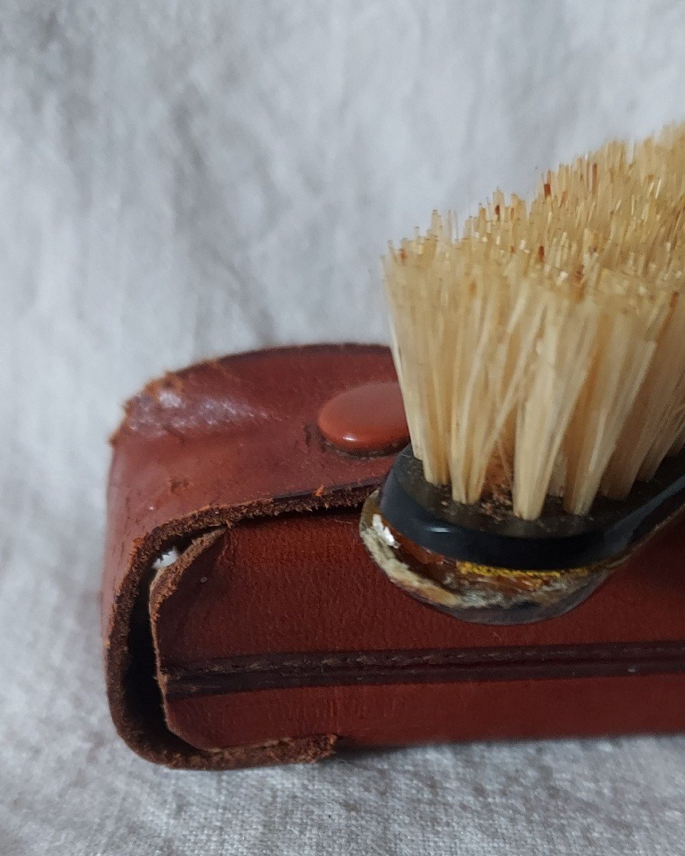 Tortoiseshell Travel Mustache Comb And Brush Accompanied By Their Leather Case -photo-1