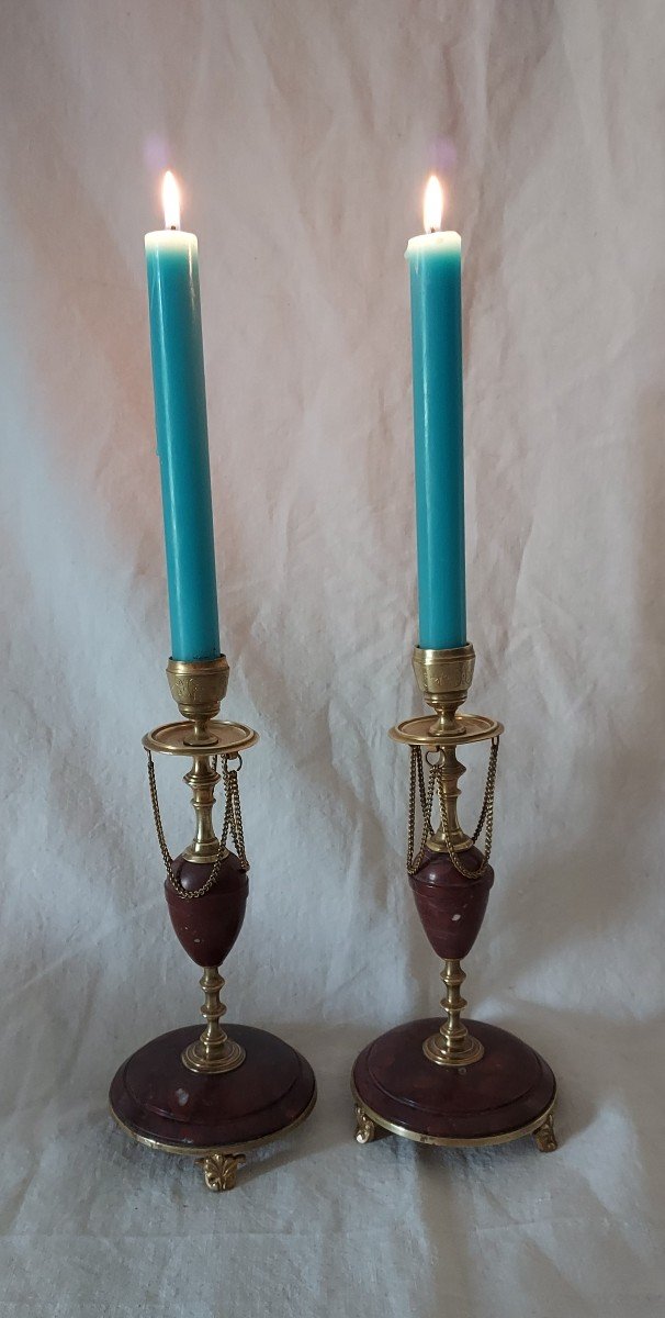 Paire De Bougeoirs En Bronze Doré Et Marbre Rouge Griotte De Campan Du XIXème Siècle 