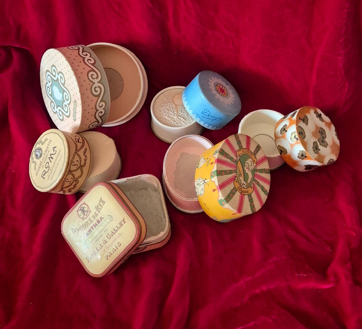 Lot De Six Boîtes à  Poudre De Beauté En Carton De Maisons Diverses-photo-1