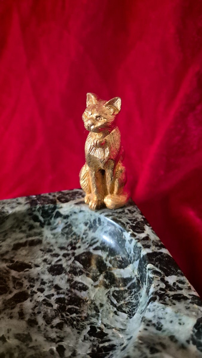 Un Chat Assis En Bronze  Doré Pour Ce Cendrier En Marbre Noir Et Blanc -photo-2