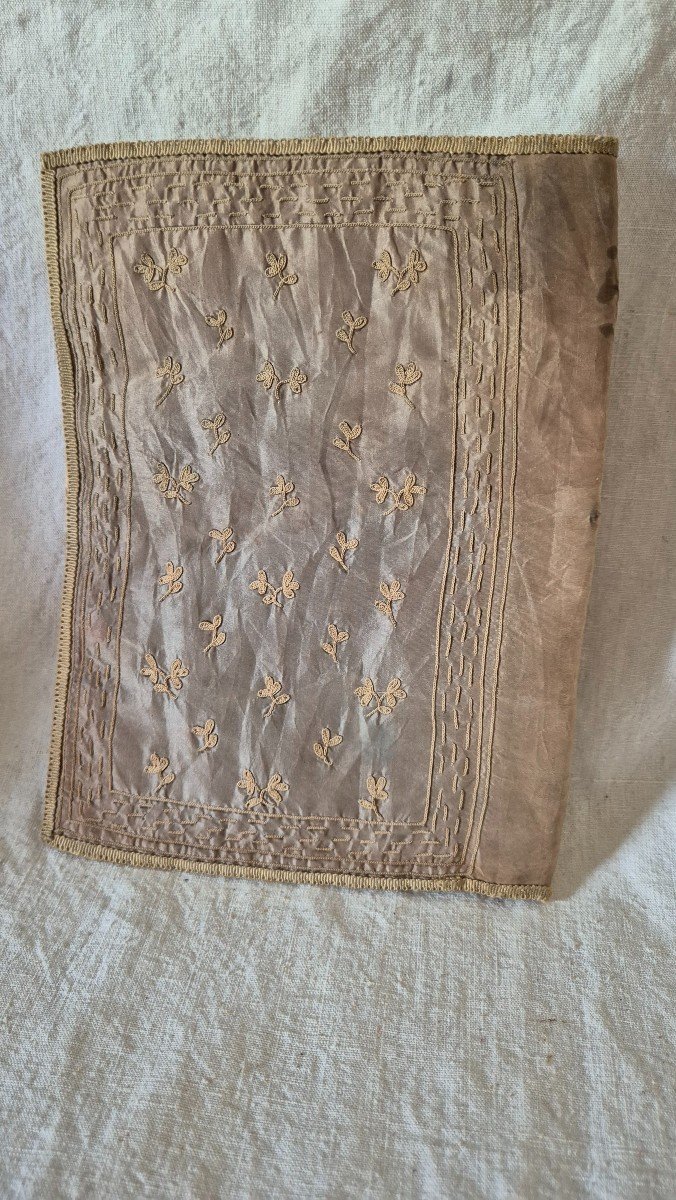 Liseuse Molletonnée En Soie Bleu Ciel Brodé d'Applications : Couronne, Fleurs, Nœud...-photo-2