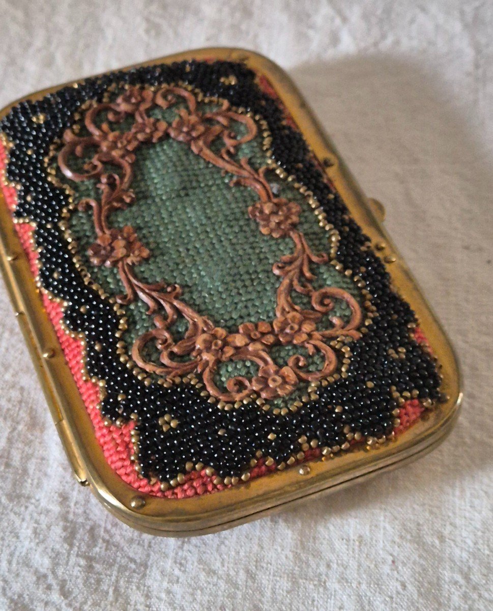 Nécessaire De Beauté Entièrement Brodé Et Rehaussé De Perles Et Des Applications De Cuir Gaufré-photo-3