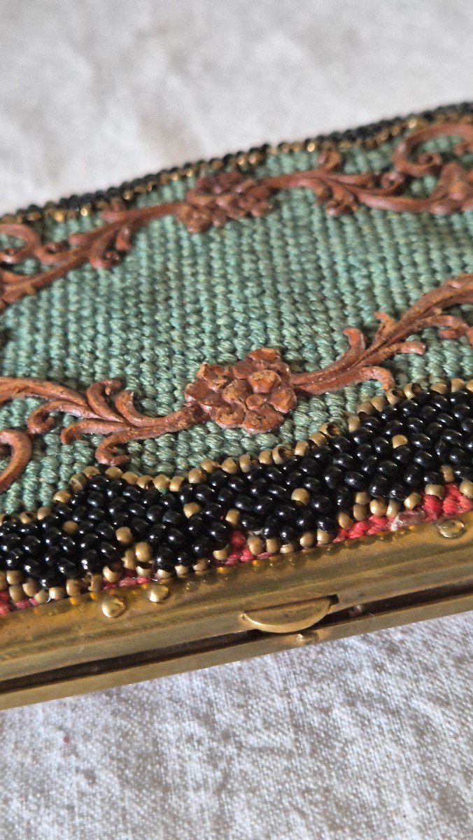 Nécessaire De Beauté Entièrement Brodé Et Rehaussé De Perles Et Des Applications De Cuir Gaufré-photo-3