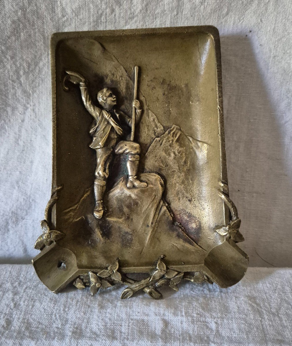 Mountaineering Special: Ashtray With Mountaineer Saluting The Mountains -photo-2