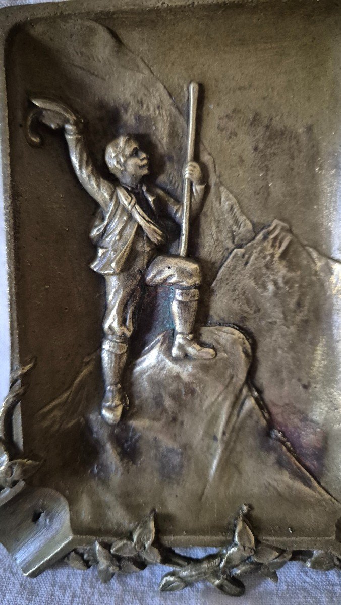 Mountaineering Special: Ashtray With Mountaineer Saluting The Mountains -photo-3