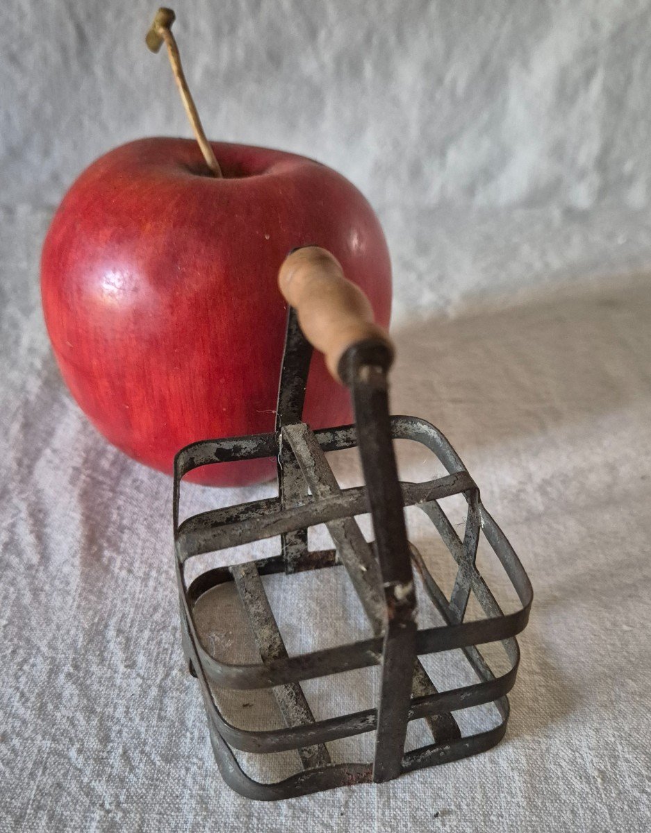 Spécial Poupée : Porte Bouteille Miniature En Fer Blanc Et Poignée En Bois Tourné -photo-2