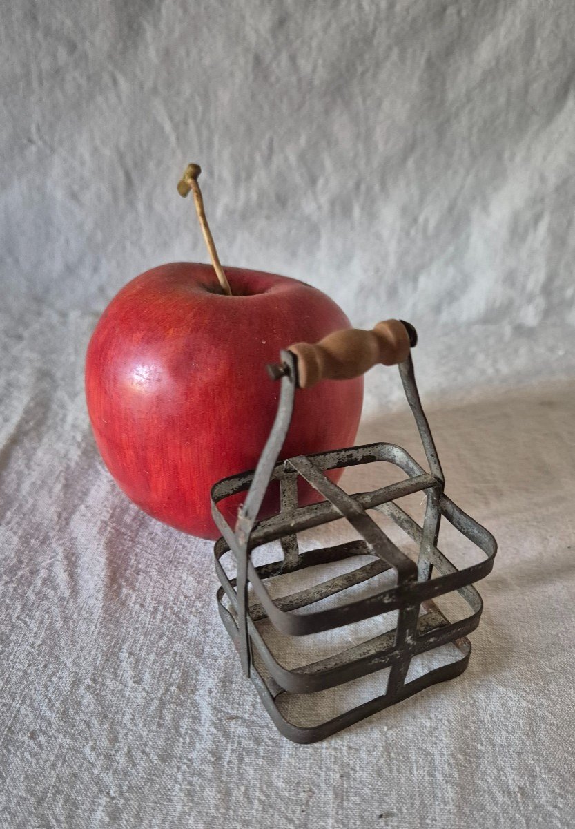 Spécial Poupée : Porte Bouteille Miniature En Fer Blanc Et Poignée En Bois Tourné 