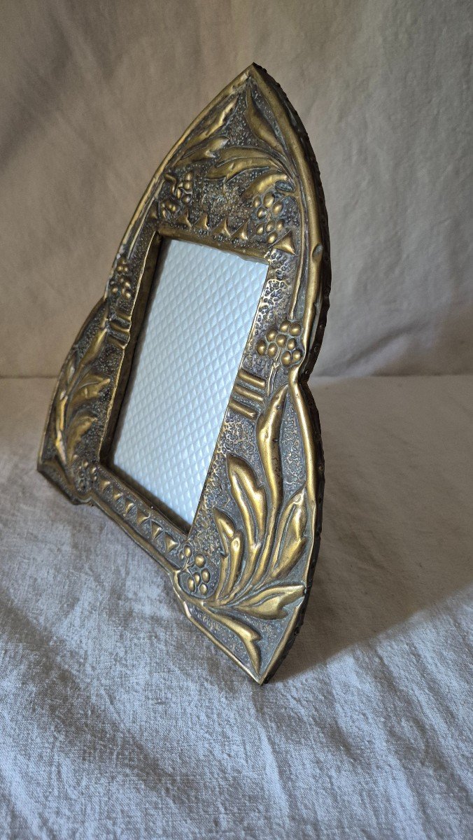 Cadre Art Nouveau En Laiton Repoussé De Forme Ogive -photo-1