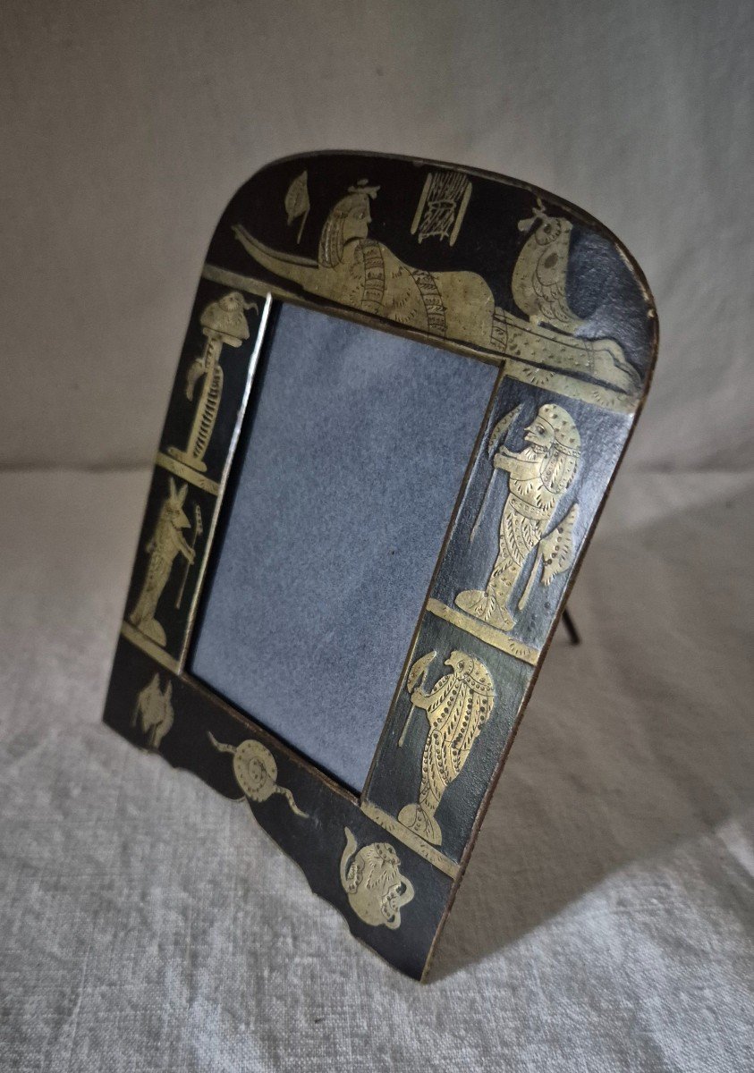 Cadre Photo Egyptomania En Bronze Damasquiné Du XIXème Siècle 