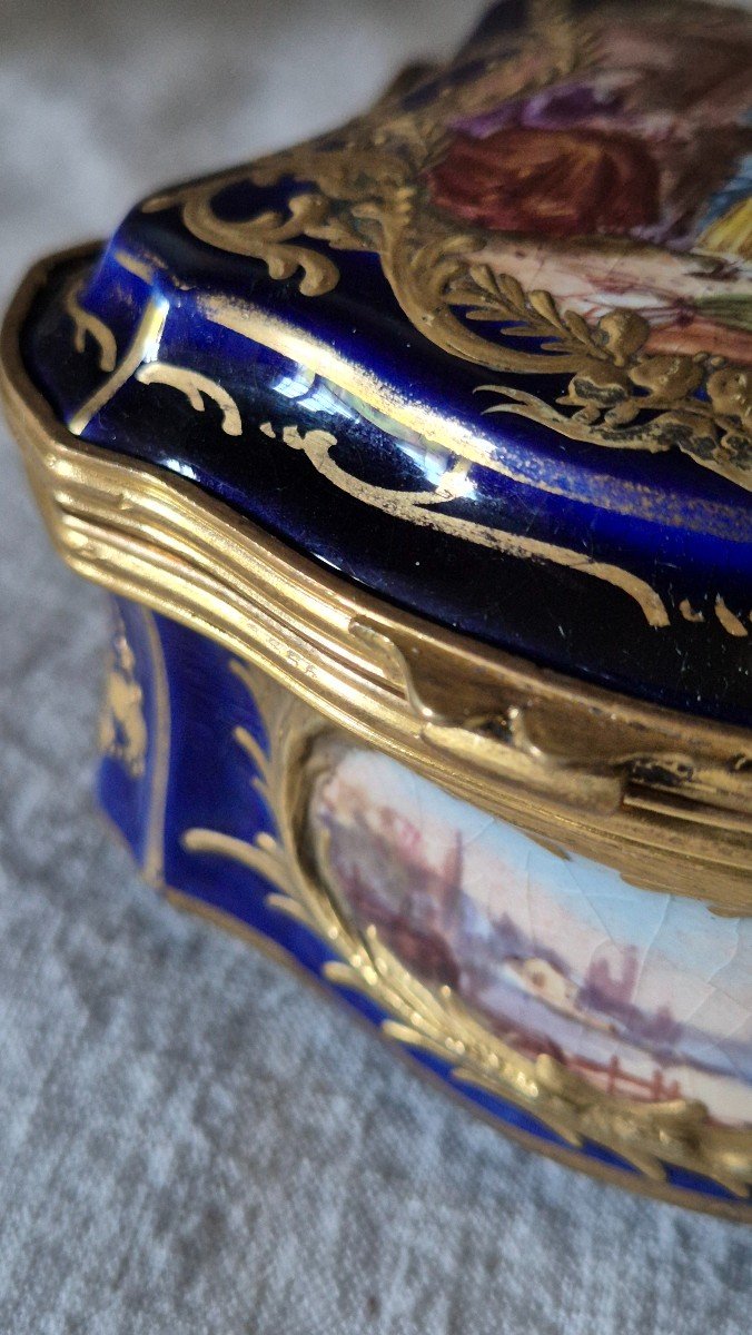 Small Box In Sèvres Porcelain Painted With Enamel And Bronze -photo-2