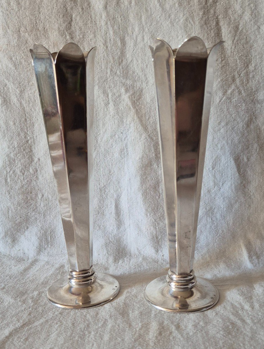 Pair Of Six-faceted Fleur-de-lis Trumpet Vases In Silver Metal -photo-2