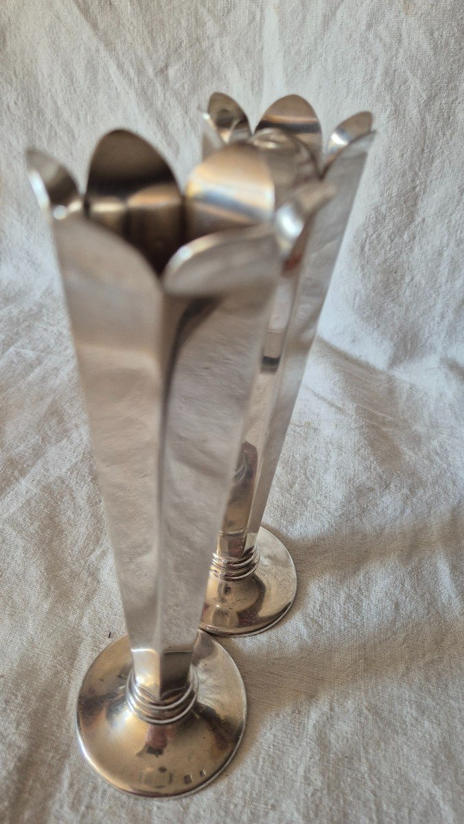 Pair Of Six-faceted Fleur-de-lis Trumpet Vases In Silver Metal -photo-4