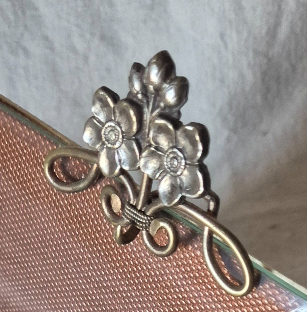 Art Nouveau Horizontal Photo Frame Dominated By A Small Floral Decor -photo-2