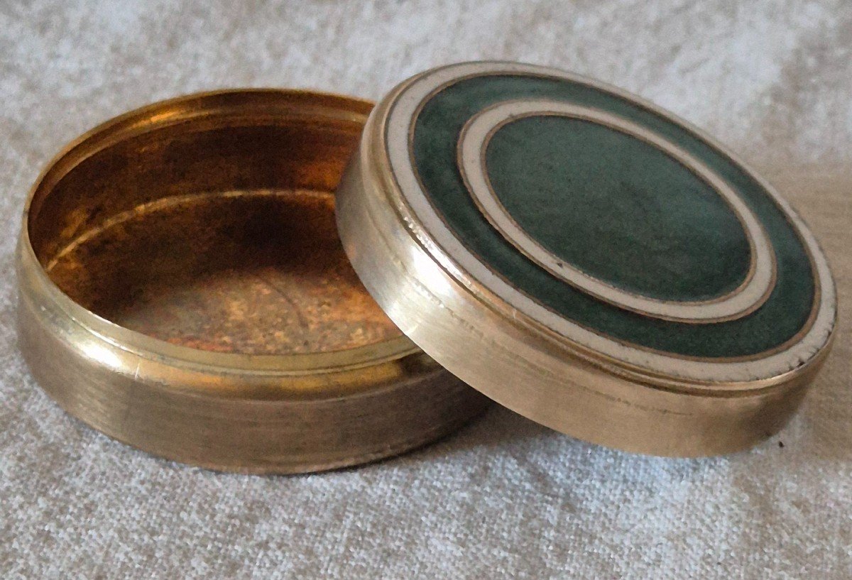 Gold Metal Pill Box With Green Guilloche Enamel Lid Outlined In White-photo-3