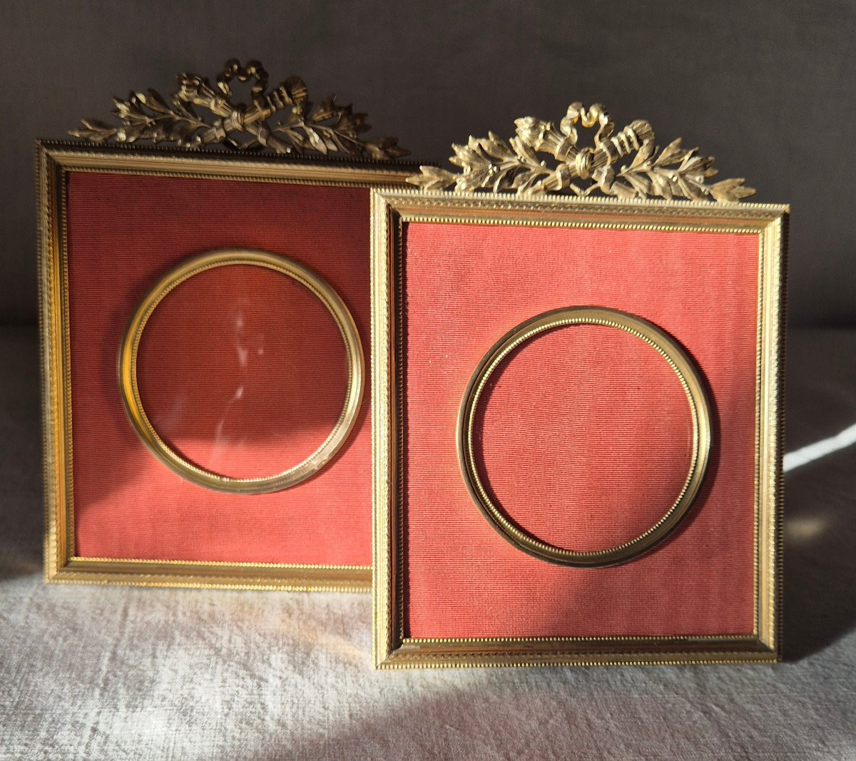 Pair Of Napoleon III Gilt Bronze Photo Frames With Round Views And Mat -photo-2