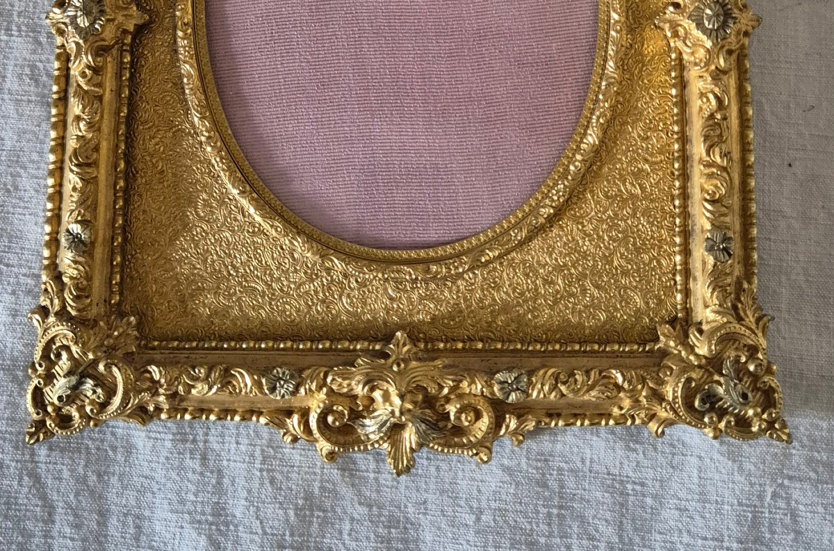 Miniature Photo Frame In Chiseled Gilt Bronze, Very Richly Decorated -photo-2