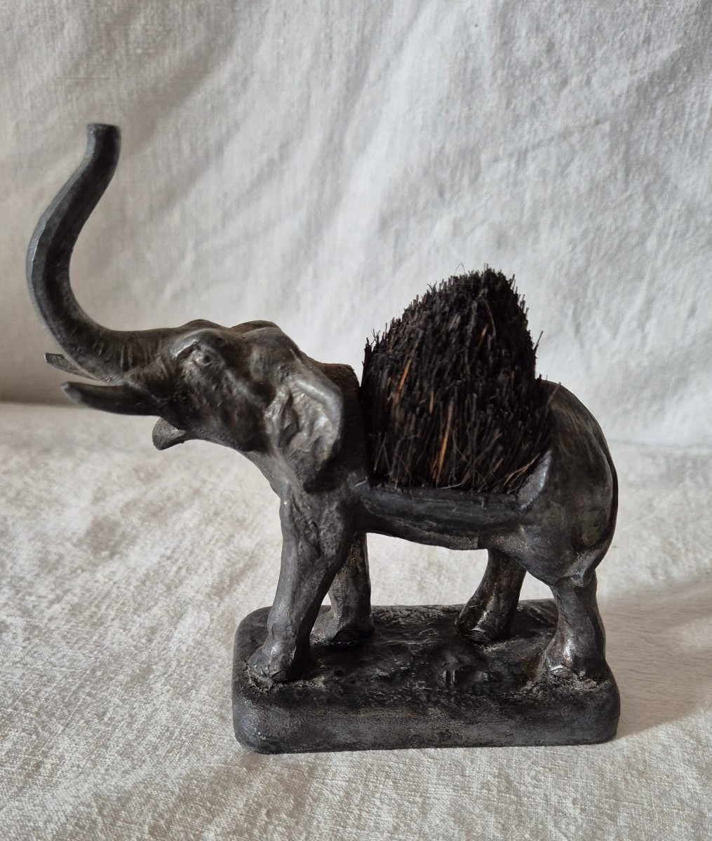 Dark Grey Metal Elephant Feather Wiper 