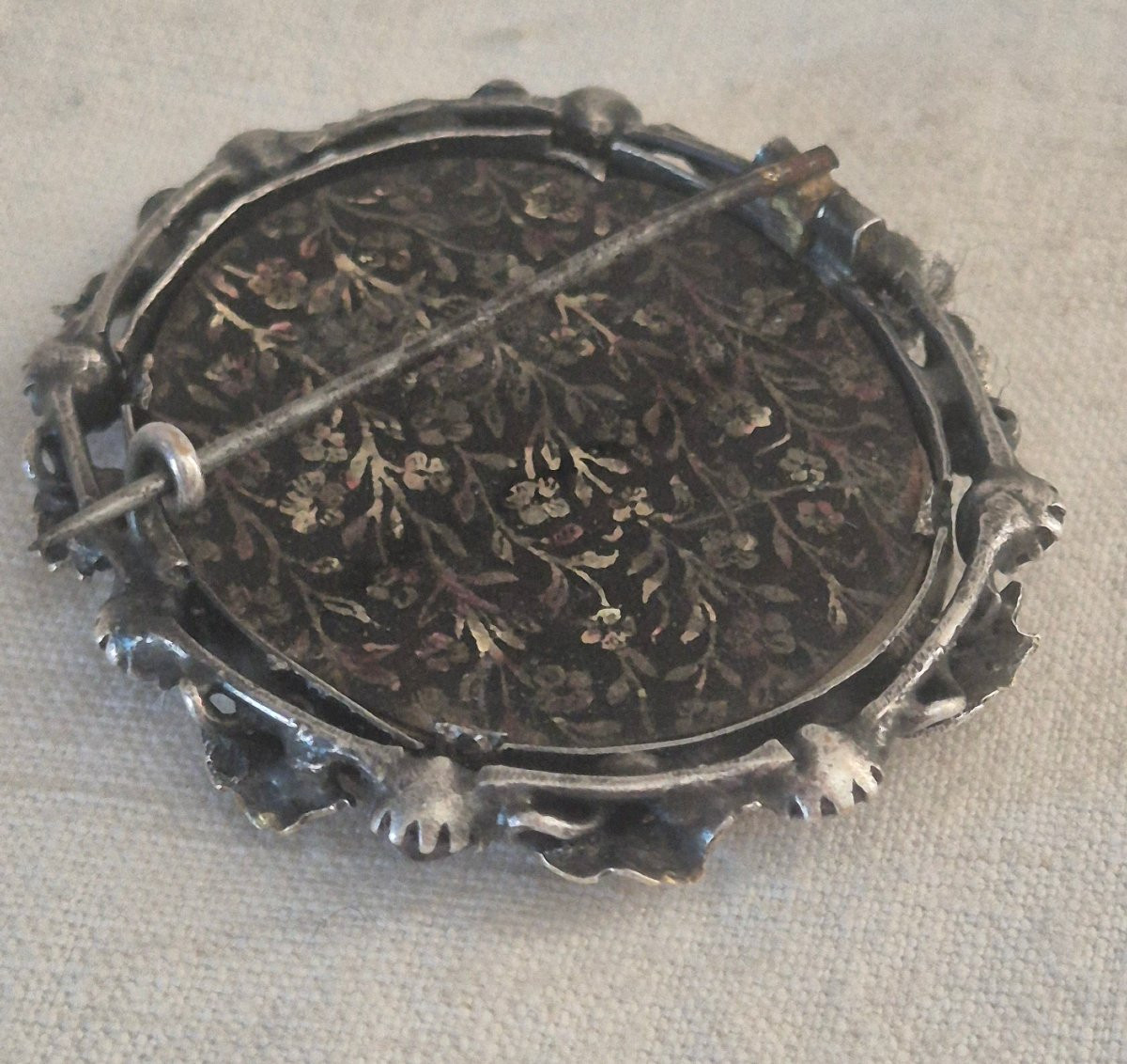 Broche Porte Photo En Métal Doré Et Argenté Sertie d'Améthystes-photo-1
