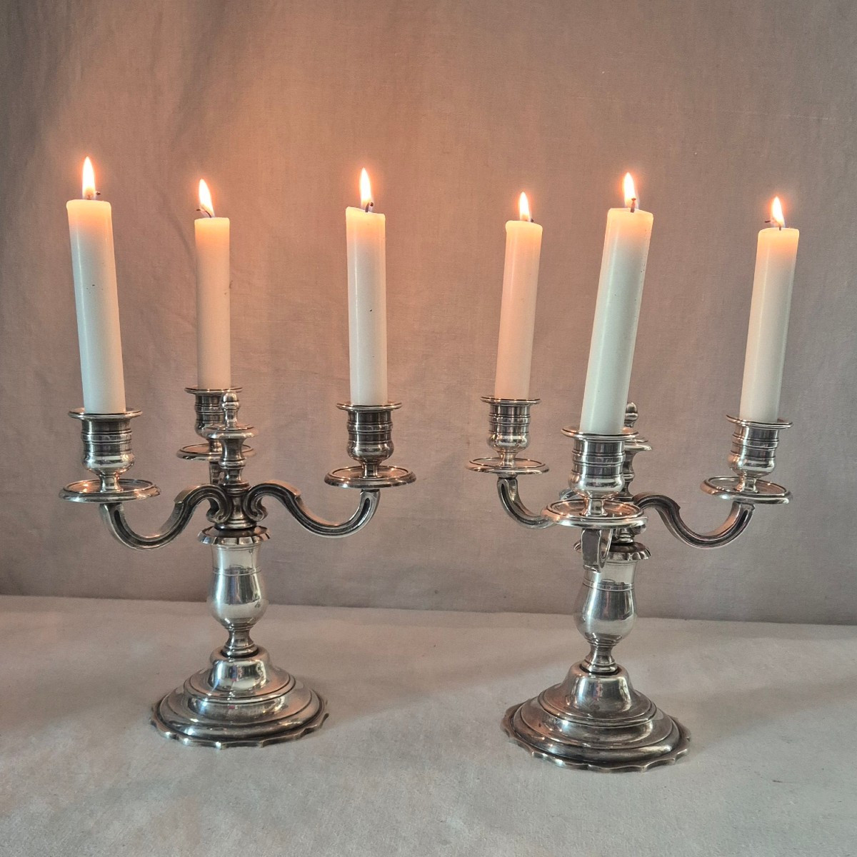 Paire De Bougeoirs Candélabres En Bronze Argenté Style Louis XV 