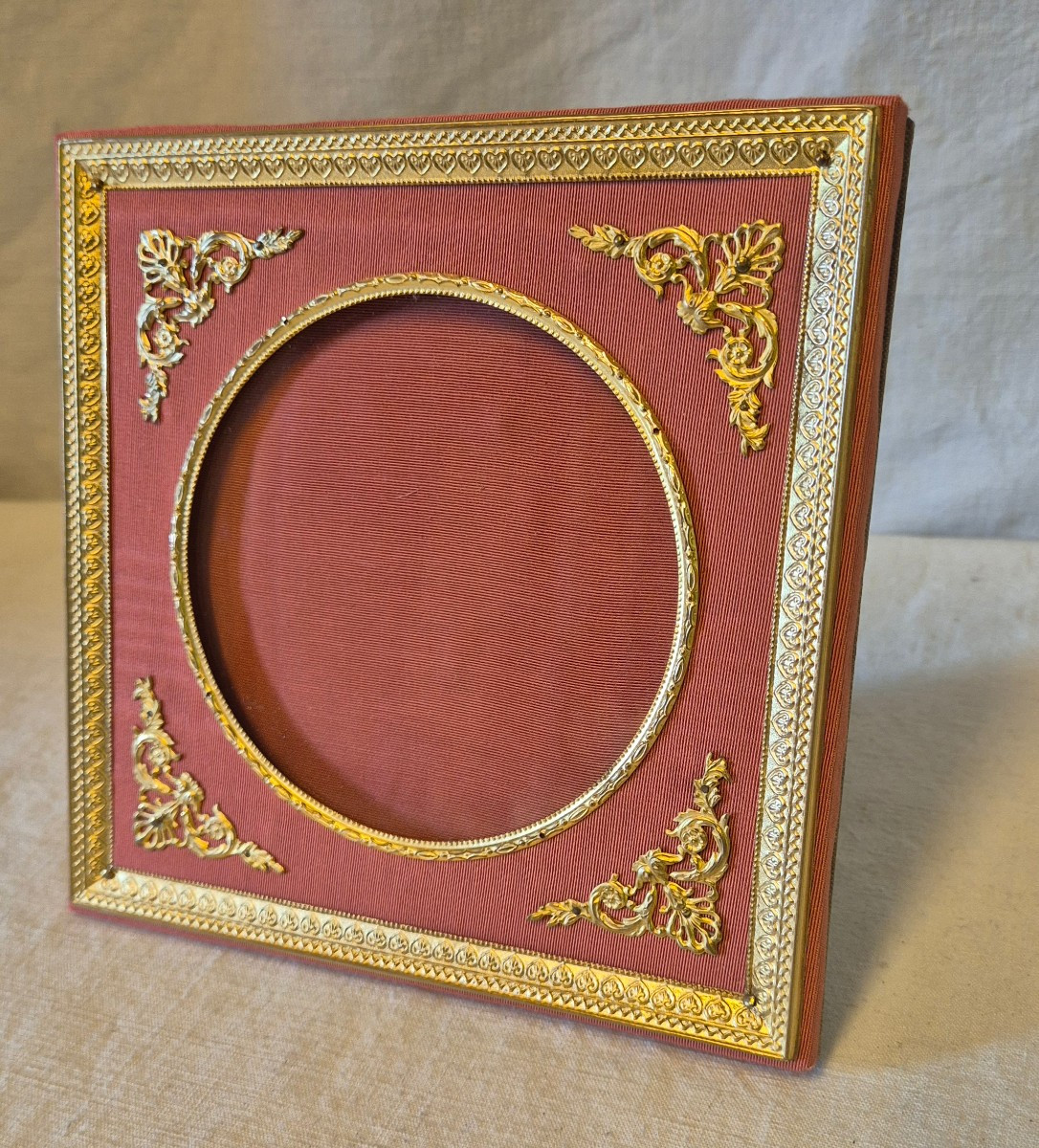 Square Frame With Round View Pink Moire Marie-louise And Golden Pomponne Applications 