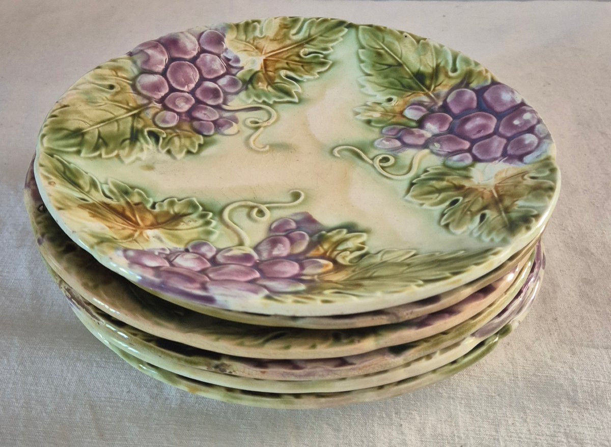 Série De Six Assiettes En Faïence Polychrome Barbotine à Décor De Raisins -photo-2