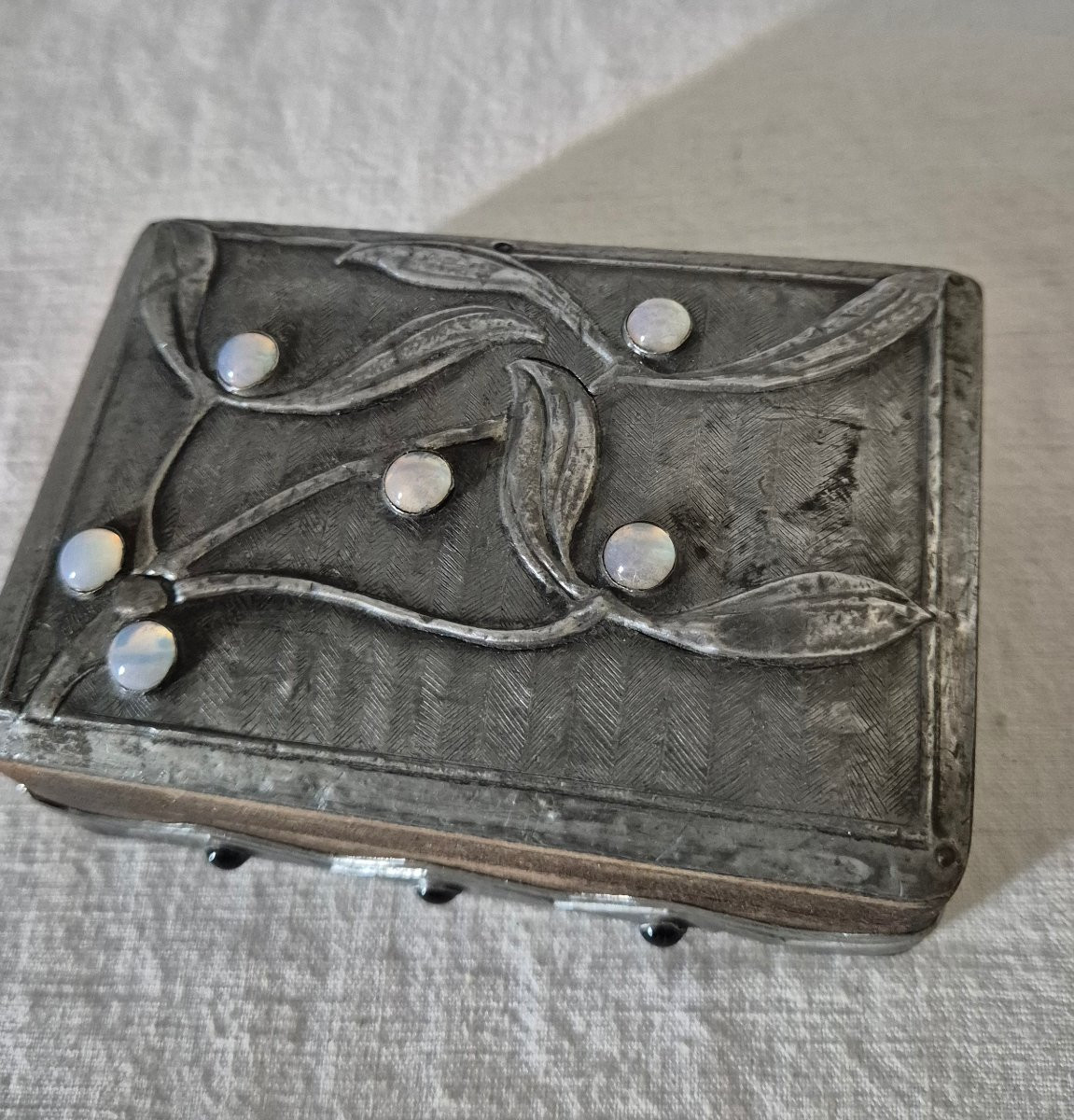 Art Nouveau Wood And Pewter Stamp Box With Mistletoe Decor-photo-2
