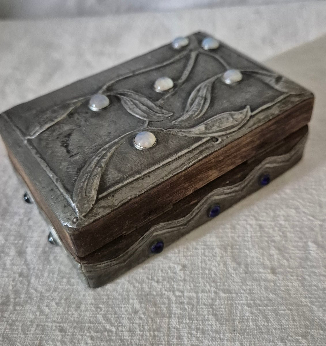 Art Nouveau Wood And Pewter Stamp Box With Mistletoe Decor-photo-4