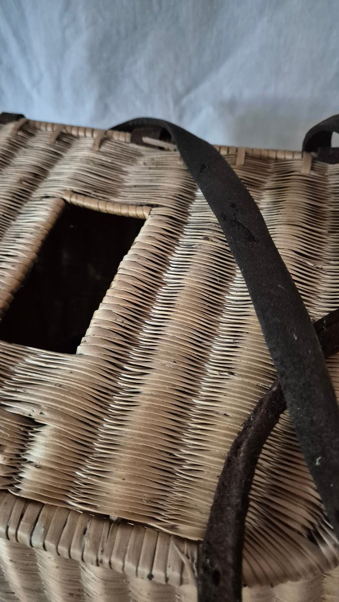 Large Model Traditionally Shaped Wickerwork Fishing Basket -photo-2