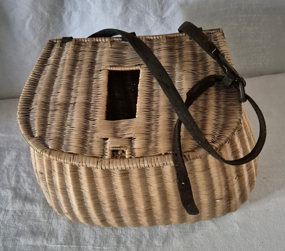 Grand Modèle Panier De Pêche En Vannerie De Forme Traditionnelle 