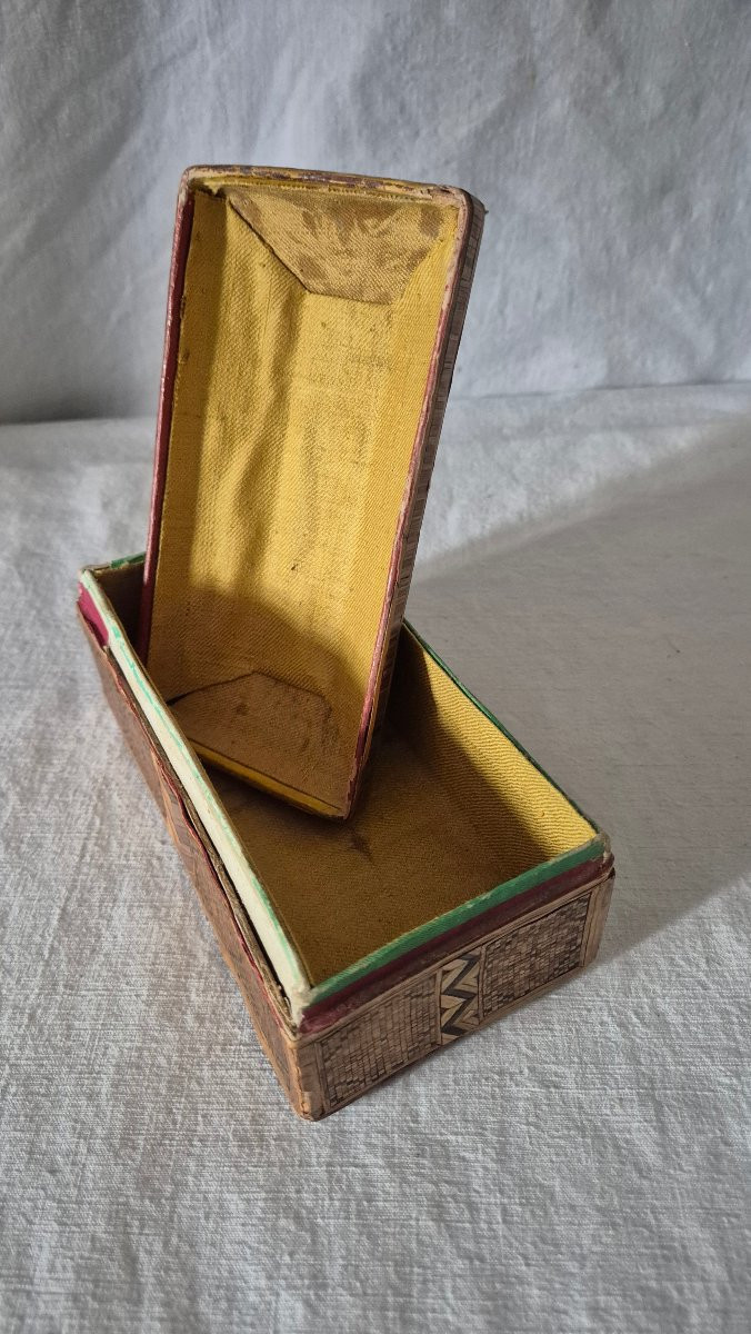 Natural Tone Straw Marquetry Box With Elongated Shape -photo-3