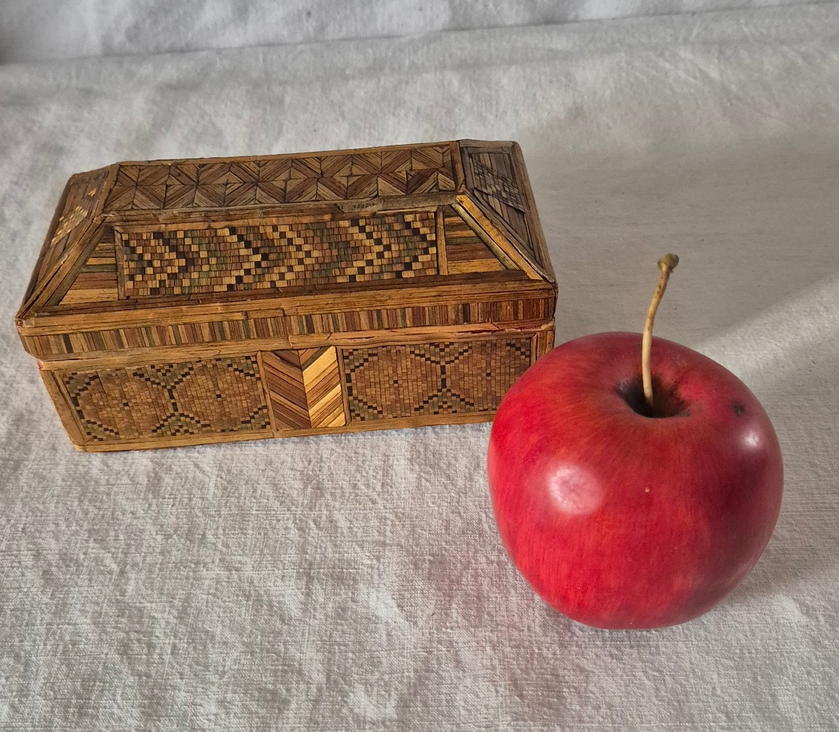 Natural Tone Straw Marquetry Box With Elongated Shape -photo-2