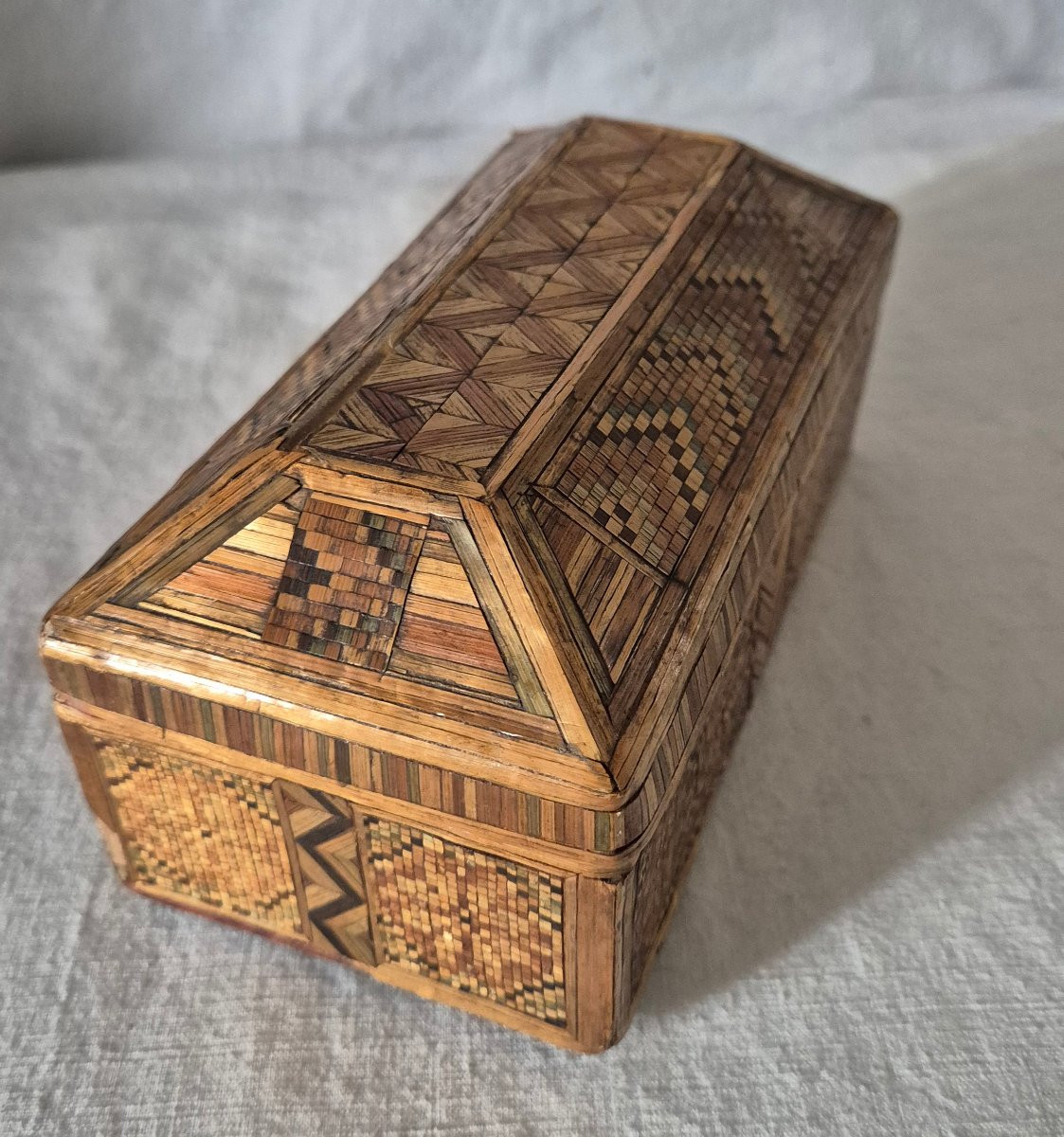 Natural Tone Straw Marquetry Box With Elongated Shape -photo-1
