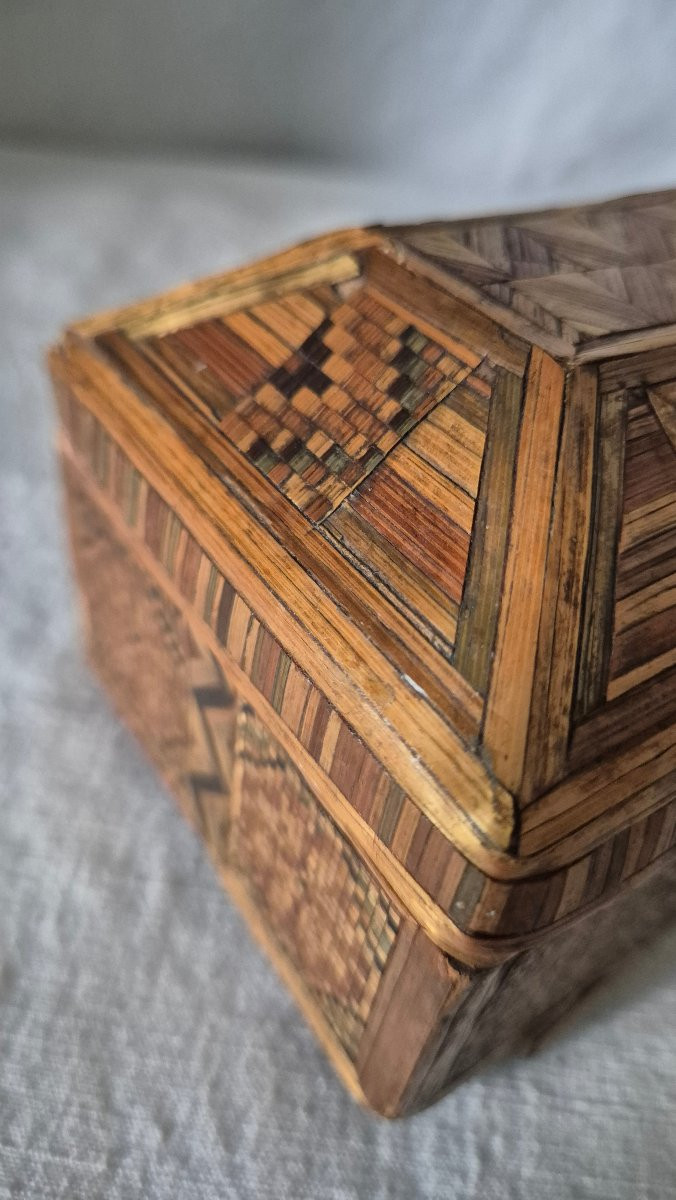 Natural Tone Straw Marquetry Box With Elongated Shape -photo-2