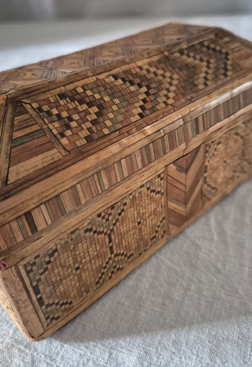 Natural Tone Straw Marquetry Box With Elongated Shape -photo-4