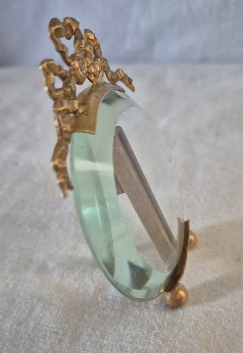Petit cadre-chevalet rond en bronze doré et verre à chanfrein -photo-3